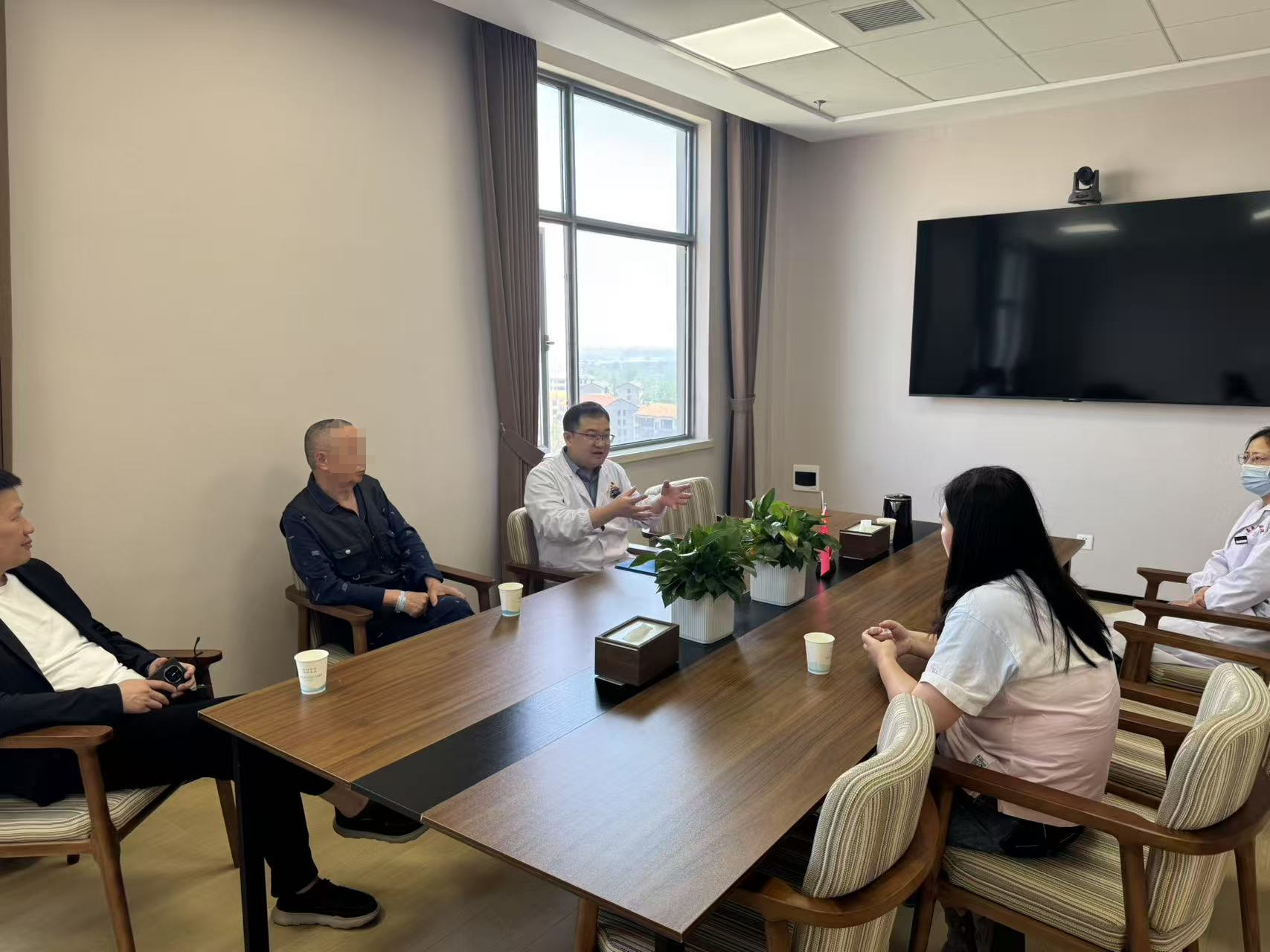 双科协作显仁术 一面锦旗诉真情丨普外科与老年医学科携手为患者解除"胆"忧