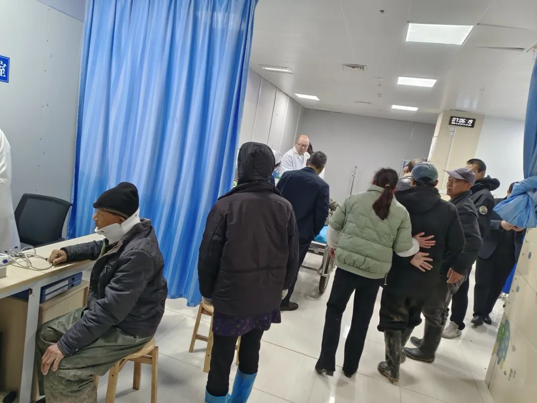 争分夺秒 抢救患者丨我院急诊科群伤救治实录