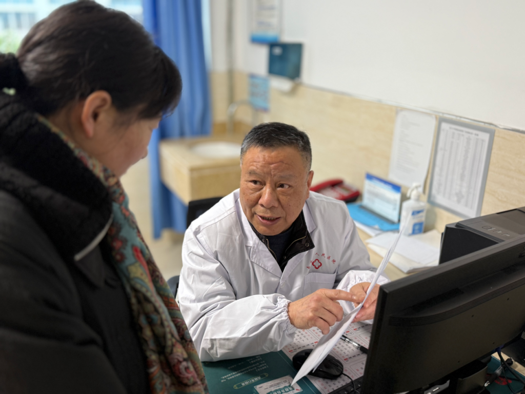 银发力量：从青丝到白发，永不靠岸的医者星光在坚守