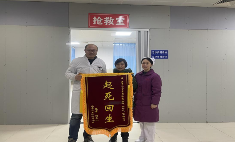 生命的奇迹：74岁老医生心脏骤停后的重生