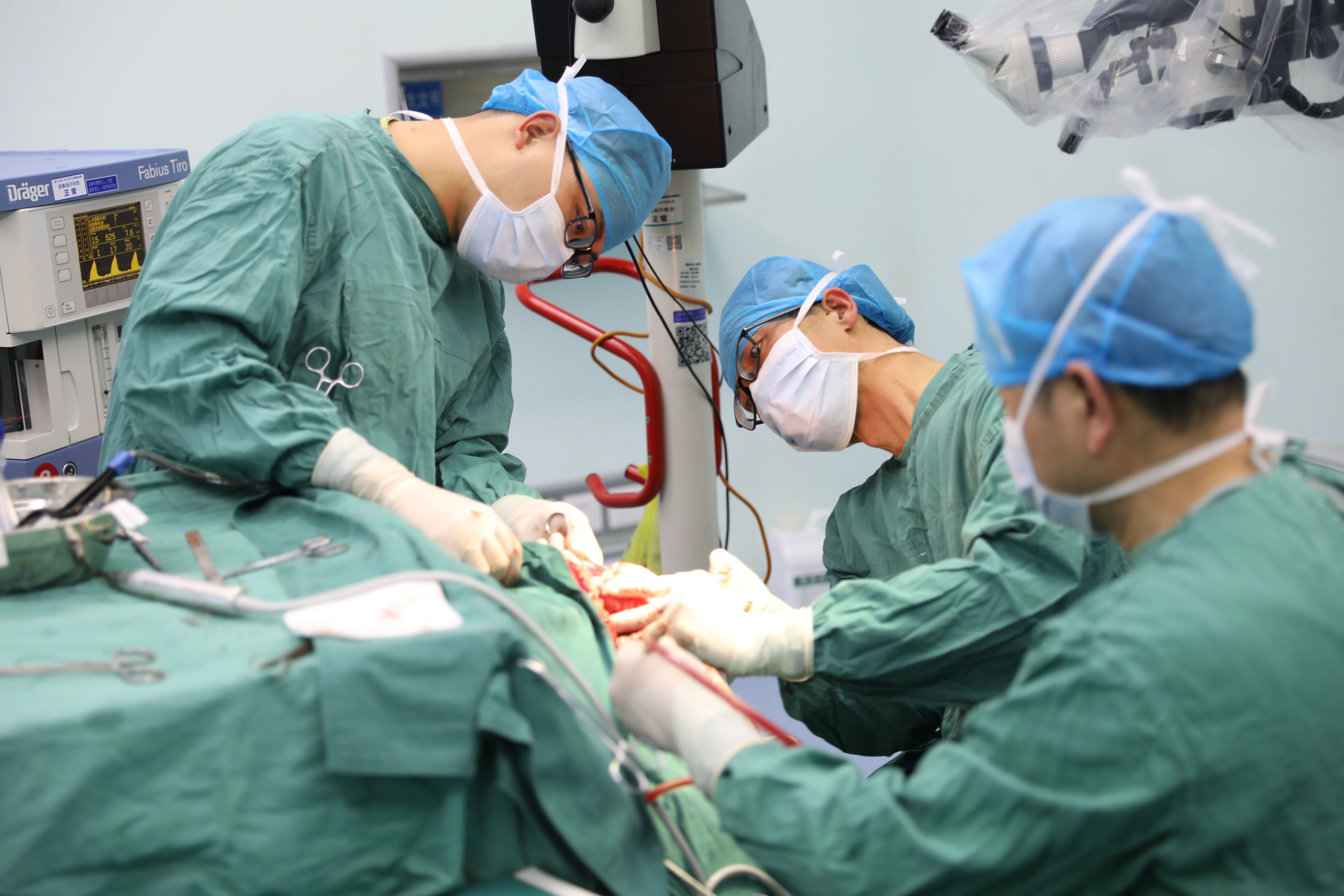 【医学新突破】我院神经外科：首例显微镜下颅内动脉瘤夹闭术成功实施，开启医疗新篇章