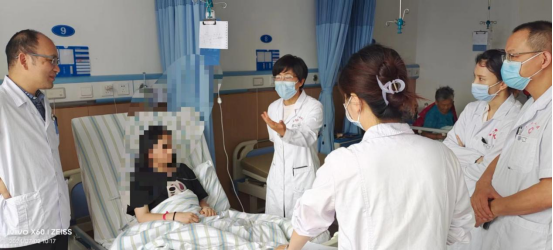 教授查房：关怀与医术的交融
