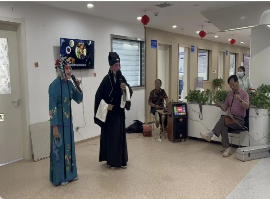 “浓情‘粽’意 · 情暖飘香”医养中心开展端午节主题关爱活动