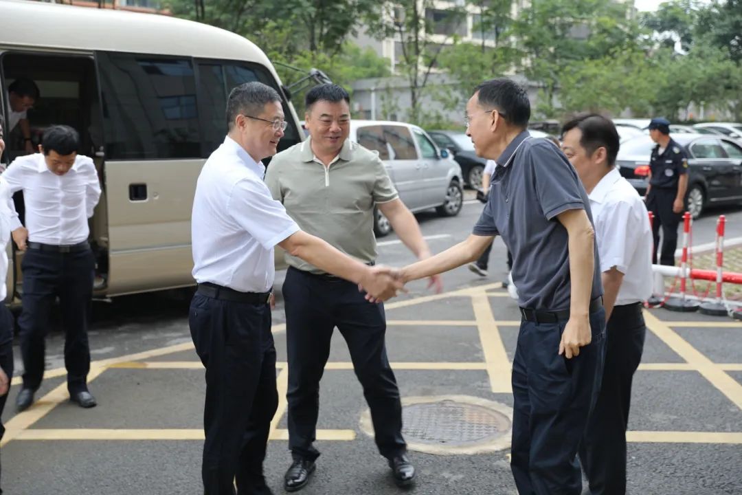 市双集中调研组领导一行莅临我院，调研我院医养中心、智慧医疗建设情况
