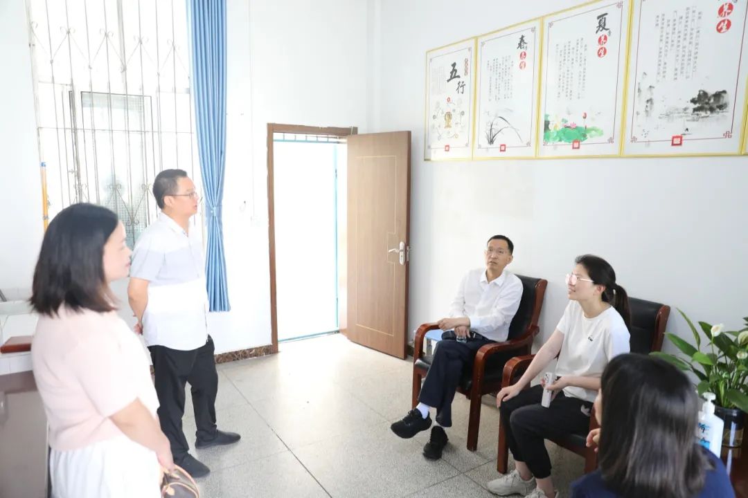 共促共进 携手守护祖国未来丨我院院长张卫兵前往嘉鱼县第一中学实地考察医务室建设工作