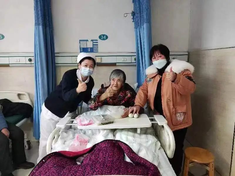 【春节我在岗】武汉大学中南医院嘉鱼医院为坚守的医护人员与住院的患者提供爱心年饭