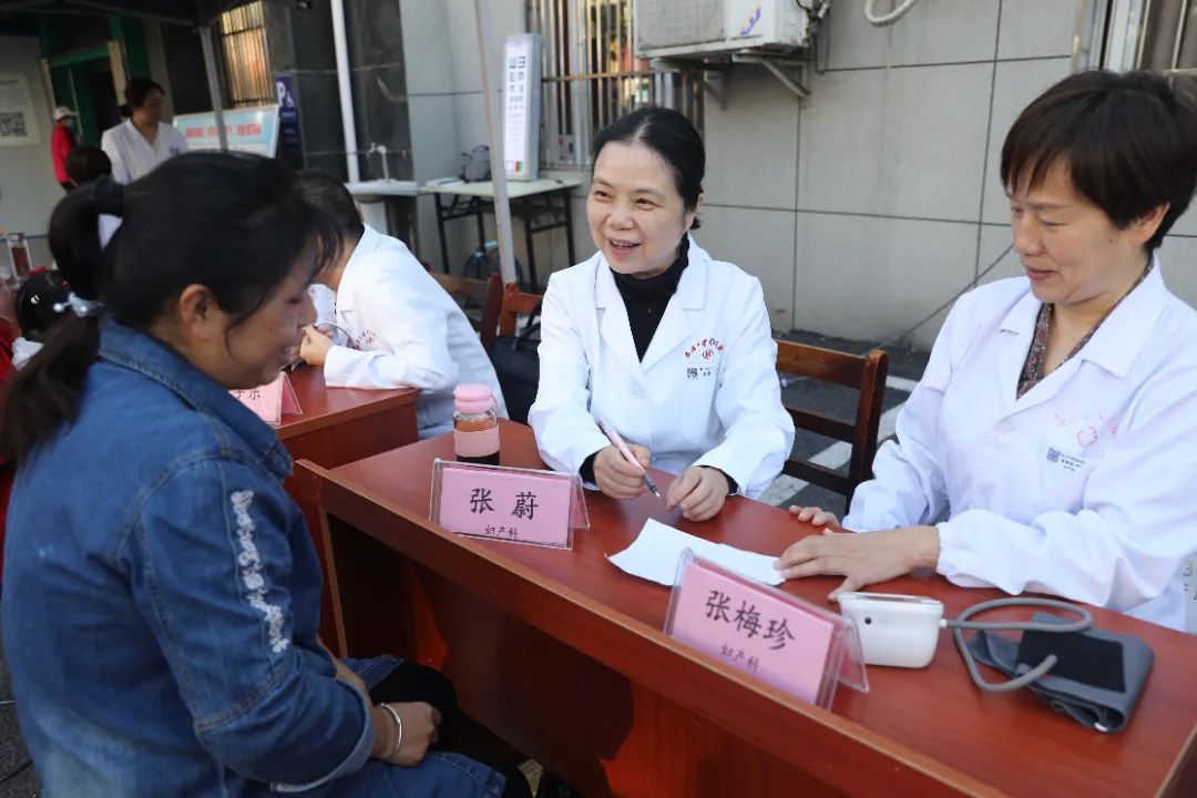心连心 送温暖丨我院联合省级医疗专家在簰洲湾镇卫生院开展义诊活动
