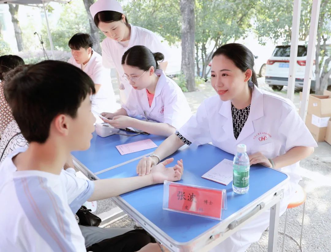中青年骨干义诊送药到乡镇，嘉鱼医院服务基层提美誉