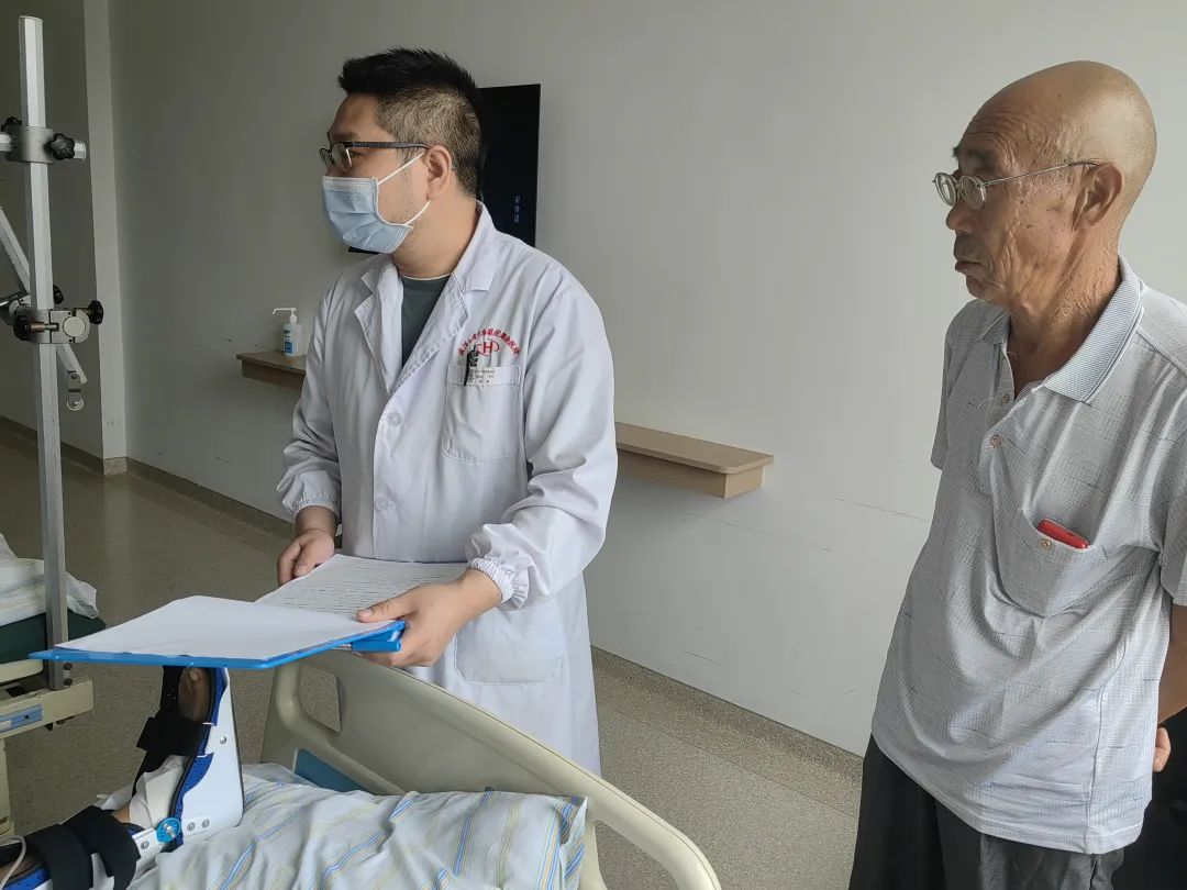 患者感恩送锦旗 医患情谊暖人心丨我院骨二科获赠锦旗