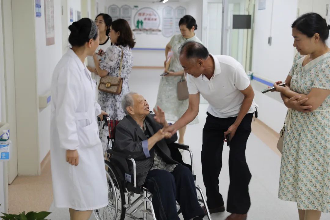 深化交流 共促发展丨崇阳县人民医院院长饶龙泉一行来我院参观交流