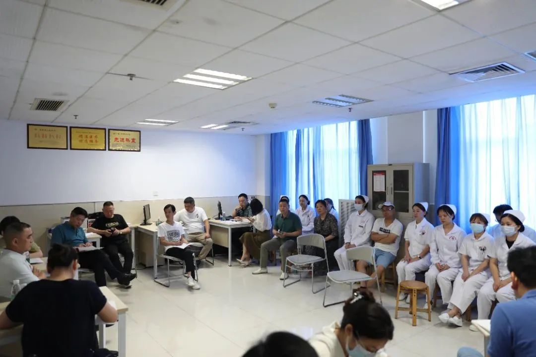 鼓干劲 促提升丨我院领导班子深入神经外科开展座谈会