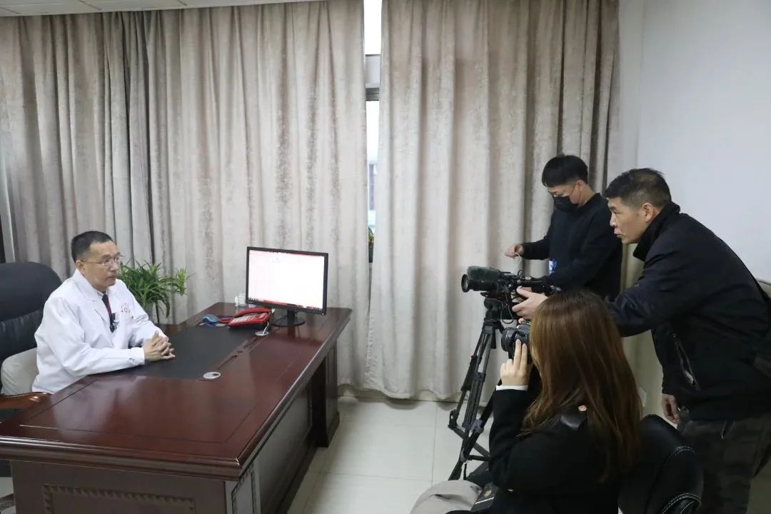 人民日报张赫主任一行到武汉大学中南医院嘉鱼医院采访报道